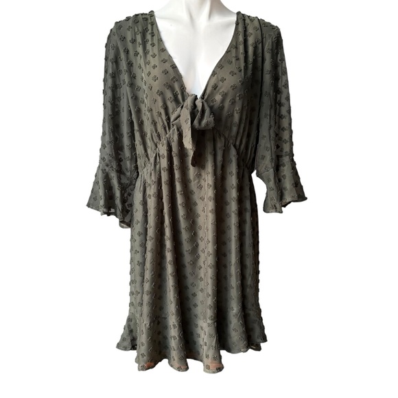 NWT, A Beautiful Soul Olive Flock Spot 3/4 Sleeve Tie Bow V-Neck, Sz 1X - Picture 3 of 15